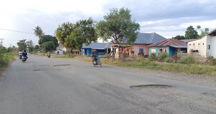 Sepanjang Jalan Padengo Banyak Lubang