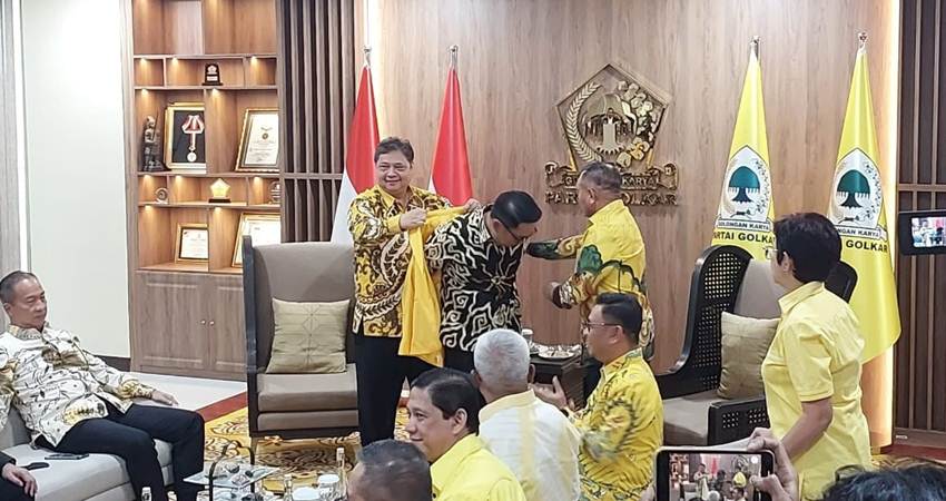 Disematkan Jas Golkar, Ridwan Kamil : Alhamdulillah