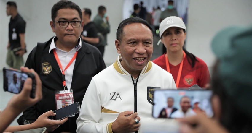 Menpora RI Zainudin Amali memberikan katerangan pers sebelum laga timnas Indonesia vs Guatemala, di stadion utama GBK, Jakarta, Selasa (21/2) malam. (foto:egan/kemenpora.go.id)