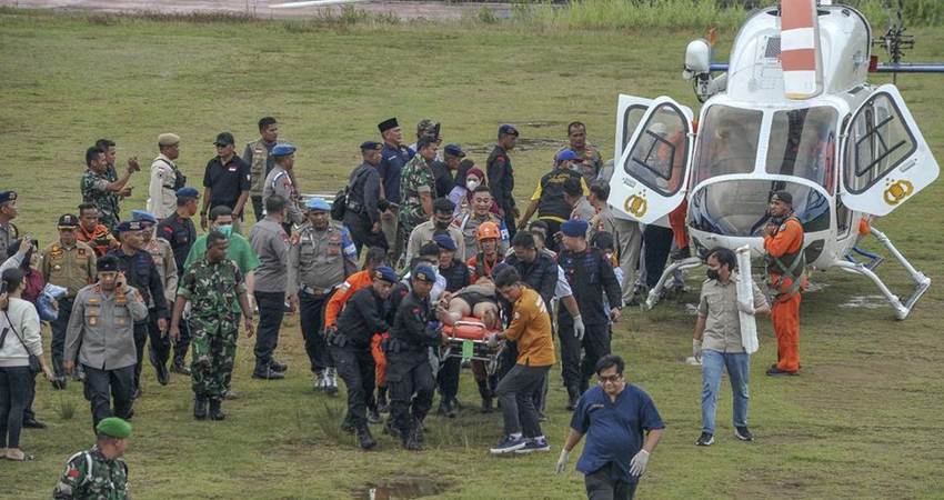SELAMAT DIEVAKUASI : Korban kecelakaan helikopter Polri di hutan kerinci, Jambi, setelah berhasil dievakuasi, Selasa (21/2).
