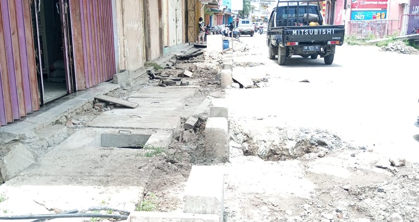 Pekerjaan drainase yang ada diseputaran pertokoan di Kota Gorontalo, hingga saat ini belum selesai dikerjakan, sehingga dikeluhkan oleh masyarakat. (F. Syamsurizal I. Sahur/ Gorontalo Post)
