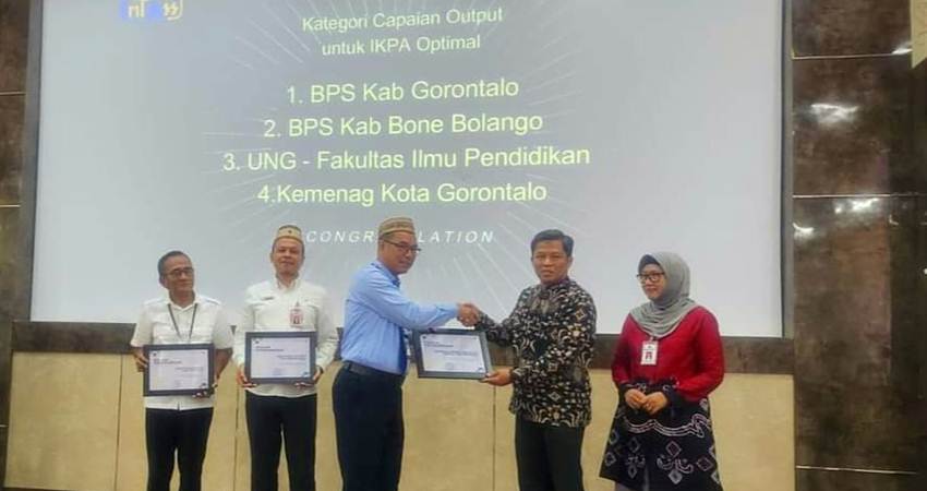 Fakultas Ilmu Pendidikan saat menerima Treasury Awards 2023 dari Kanwil Ditjen Perbendaharaan Gorontalo.