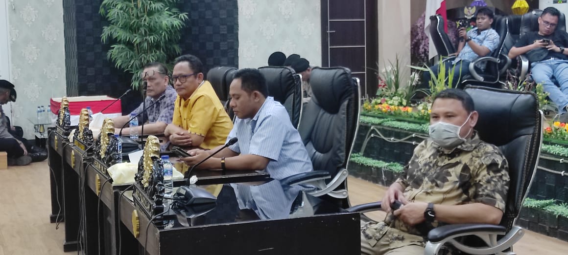 Ketua Komisi C Irwan Hunawa didampingi Ariston Tilameo, Herman Haluti dan Rolly Kadullah saat menerima massa aksi dari HMI Cabang Gorontalo di kantor DPRD Kota Gorontalo. (Foto: Roy/Gorontalo Post)