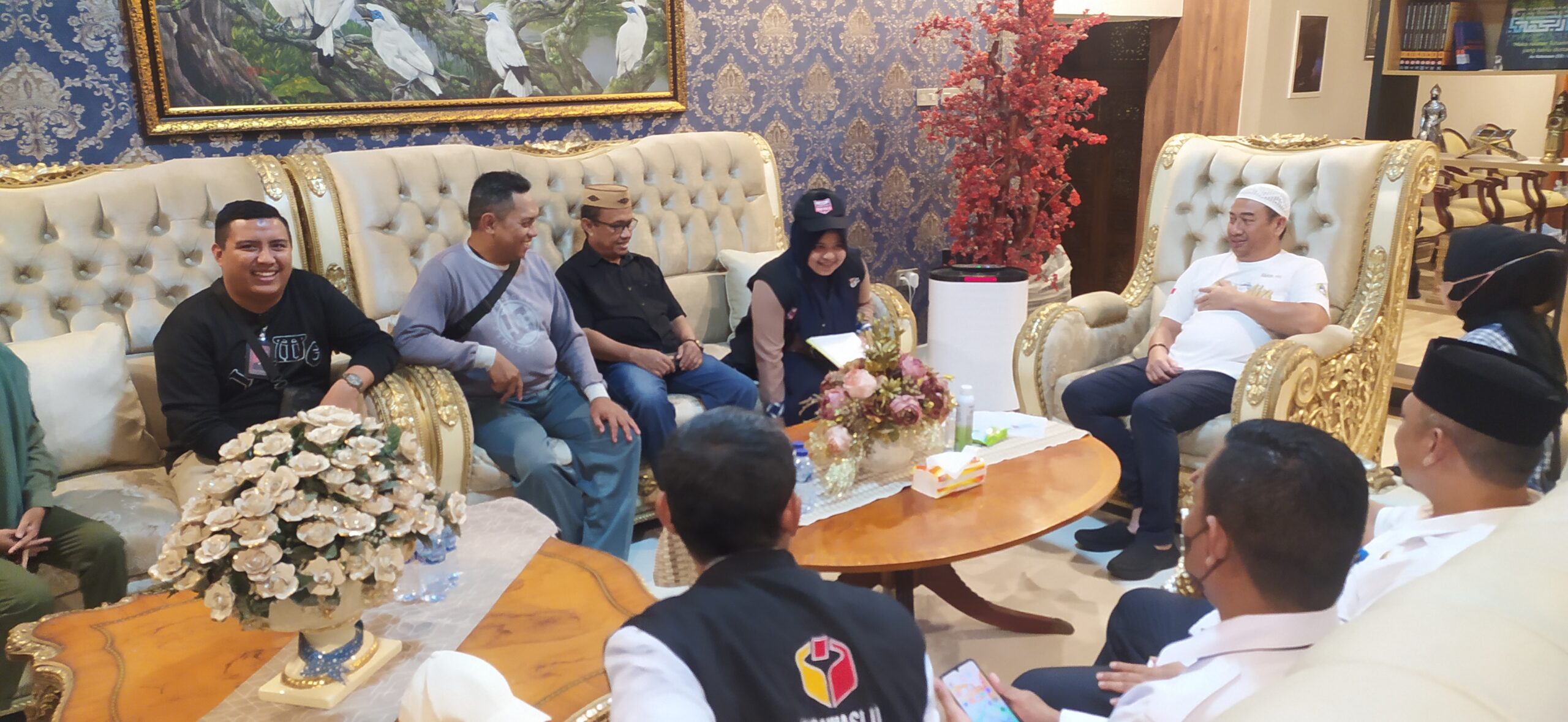 Petugas Pantarlih saat melakukan Coklit data Pemilih kepada Bupati Hamim Pou, Kamis (23/2). (Foto : Caisar/GP)