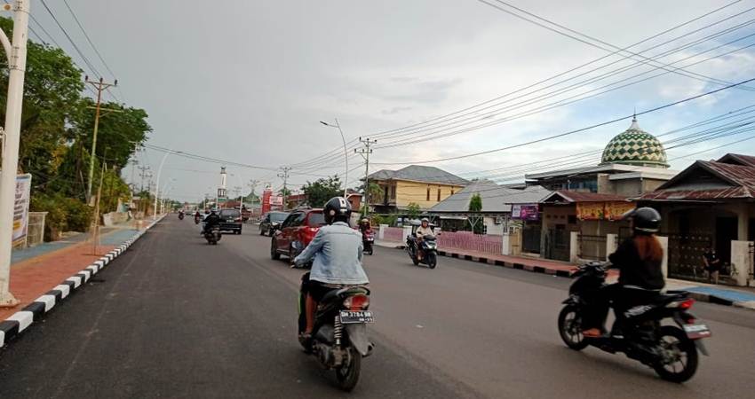 Jalan John Aryo Katili saat ini sudah mulus dan lebih indah dibandingkan sebelumnya. Namun hal tersebut dikhawatirkan oleh masyarakat, akan menjadi kawasan balapan liar baru di wilayah Kota Gorontalo. (F.Diyanti/ Gorontalo Post).