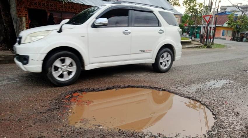 Jalan Jamaludin Malik Limba U2 Berlubang