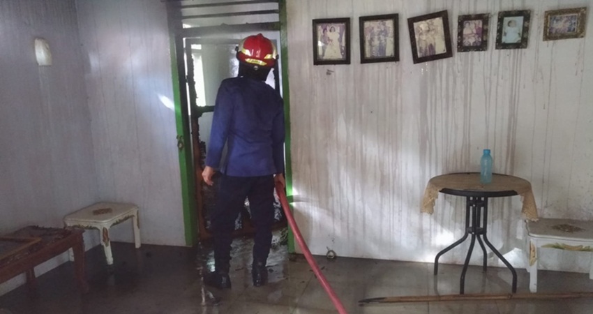 PADAMKAN. Petugas Damkar saat memadamkan api di ruang kamar rumah milik Abdul Gani, yang terletak di Kelurahan Kayubulan, Kecamatan Limboto