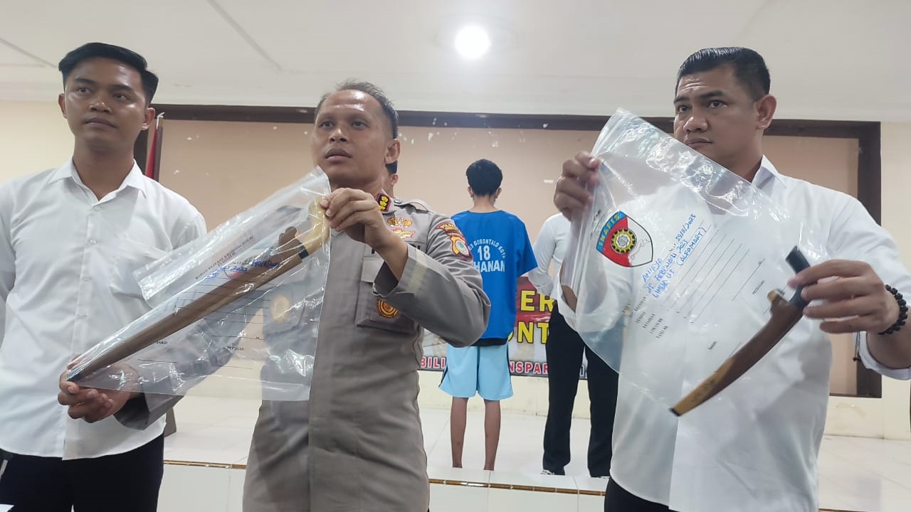 Kapolresta Gorontalo Kota, Kombes Pol. Dr. Ade Permana,S.I.K,M.H didampingi Kasat Reskrim, Kompol Leonardo Widharta,S.I.K dan Kanit Pidum, Ipda Panji Winata Erwin,S.Tr.K, saat memberikan keterangan pers terkait kasus dugaan penganiayaan dengan menggunakan senjata tajam (Sajam) di Kota Gorontalo. (F. Natha/ Gorontalo Post)