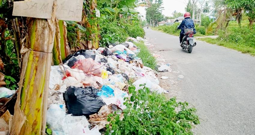 Desa Tuladenggi Badan Jalan Jadi Tempat Sampah