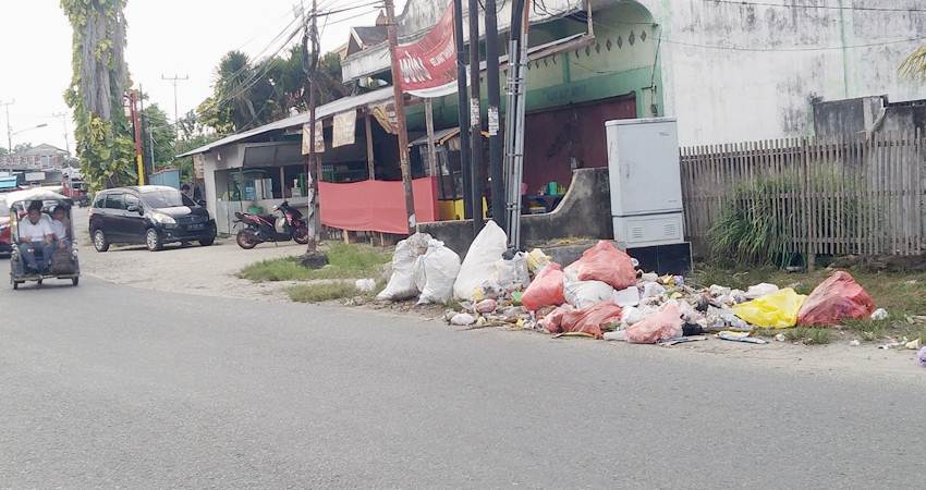 Sampah Menumpuk Rusak Wajah Kota