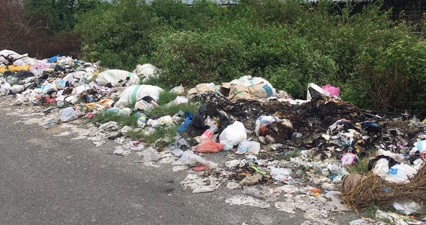 Nampak sampah berserakan dan tertumpuk dipinggiran jalan Gorontalo Outer Ring Road (GOR). (F. Irtiya Djiuwa/ Gorontalo Post)