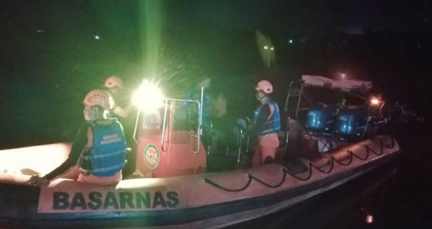 Tim penyelamat dari Kantor Pencarian dan Pertolongan Banjarmasin melakukan pencarian korban hilang setelah sebuah perahu tenggelam di Sungai Barito, Kecamatan Aluh Aluh, Kabupaten Banjar, Kalimantan Selatan, Senin (20/2). Foto: ANTARA/HO-Kantor Pencarian dan Pertolongan Banjarmasin.