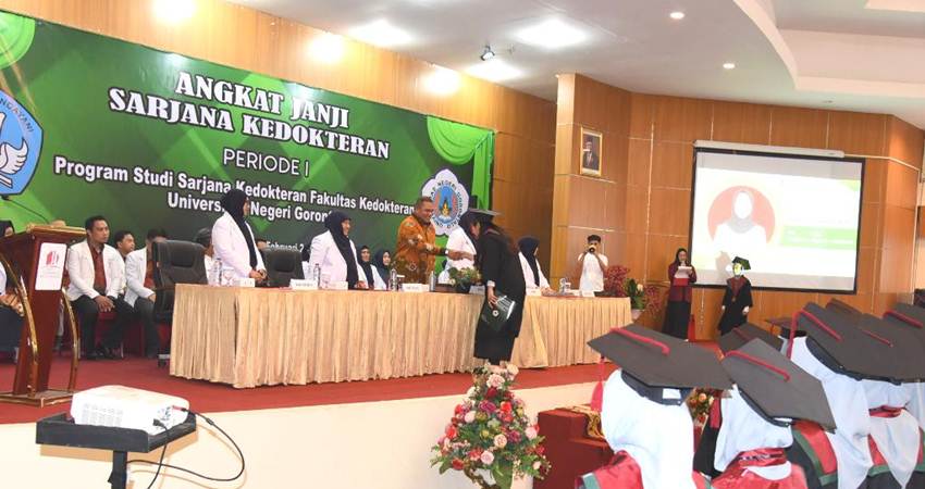 Proses angkat janji sarjana kedokteran UNG periode pertama, Rabu (22/2). Sebanyak 36 dokter muda berhasil lulus dengan capaian akademik memuaskan. (foto : dok / ung)