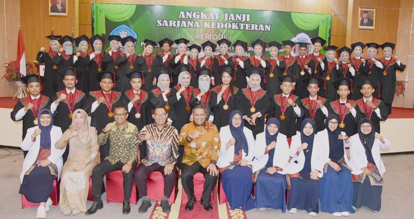 Perdana, UNG Lahirkan 36 Dokter Muda