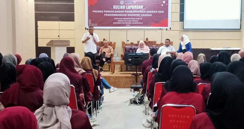 Kepala BAPPEDA Bone Bolango, Basir Noho saat memberikan materi kepada mahasiswa Jurusan Administrasi Publik pada Rabu, (22/2). (Foto. Sriwahyuni Pontoh / gorontalo post)