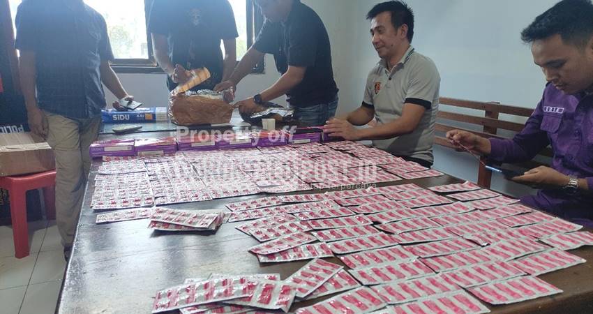 Barang bukti ribuan pil obat-obatan hasil sitaan Satnarkoba Polres Pohuwato, Kamis (2/2/2023). (foto. Ryan/Gorontalopost)