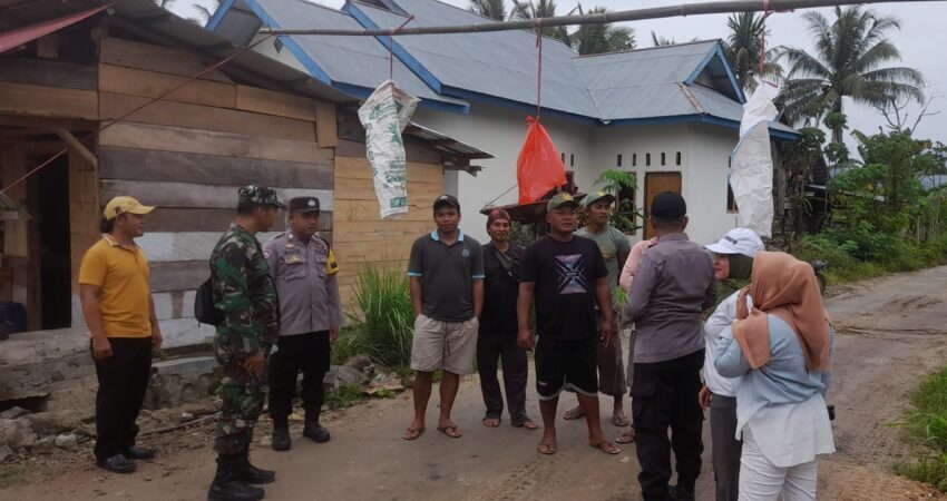 Suasana penutupan akses jalan desa oleh masyarakat, rabu (8/2)
