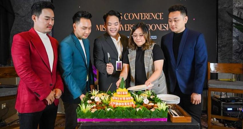 Chief Operational Officer, PT. Capella Swastika Karya, Safa Attamimi, ketika akan memotong tumpeng yang merupakan rangkaian kegiatan press conference, yang dilaksanakan PT. Capella Swastika Karya. (Foto: Istimewa)