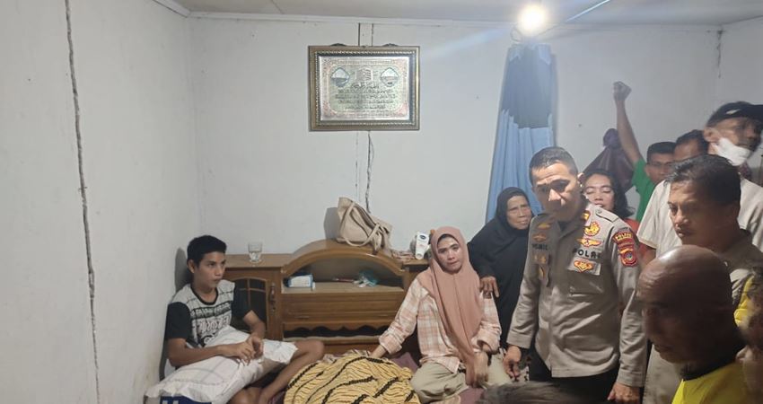 Kapolsek Suwawa Iptu Pomil mengecek langsung korban bunuh diri disemayamkan di rumah duka Desa Molintogupo Kecamatan Suwawa Selatan. (Foto: Istimewa).