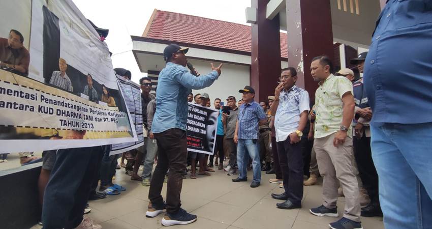 Ribuan Aksi massa saat memadati halaman kantor DPRD Kabupaten Pohuwato, Selasa (14/2/2023).