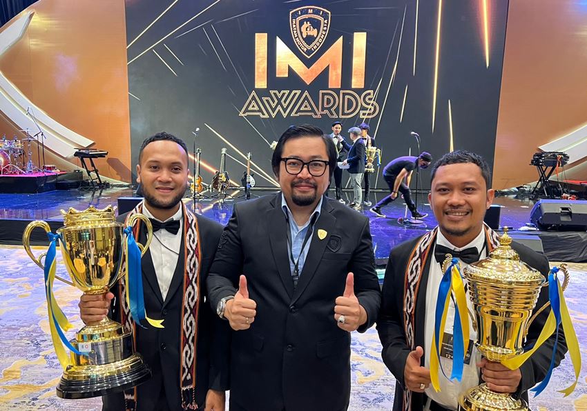 Ketua IMI Provinsi Gorontalo, Erwin Ismail, bersama dua atlet otomotif berprestasi Gorontalo, menerima penghargaan pada IMI Awards 2023, yang berlangsung di Hotel Sultan, Jakarta, Sabtu (18/2). (Foto : IMI Gorontalo untuk Gorontalo Post)