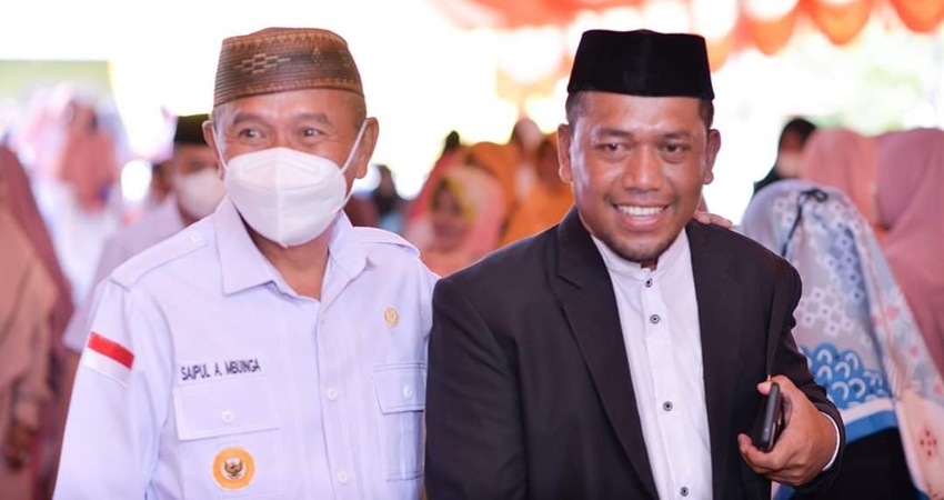 Anggota DPRD Kabupaten Pohuwato, Otan Mamu bersama Bupati Pohuwato Saipul A. Mbuinga.