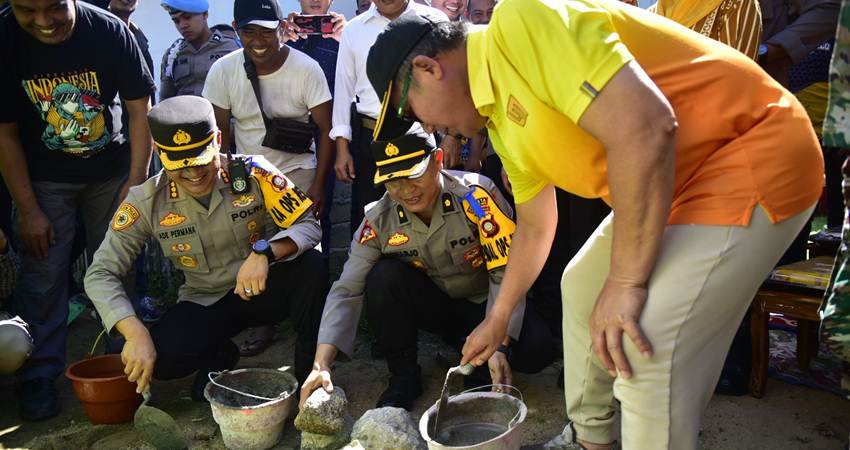 Peletakan Batu Pertama oleh Walikota Gorontalo, Marten taha, pada kegiatan bedah rumah yang diselenggarakan Polresta Gorontalo Kota di Kelurahan Botu, Kecamatan Dumbo Raya, Jumat (17/2/2023). (Foto : Prokopim)
