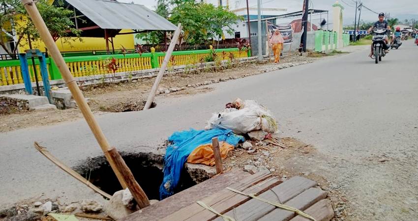 Jalan Berlubang di Luhu Berbahaya, Lubang Kian Membesar, Tak Kunjung Diperbaiki