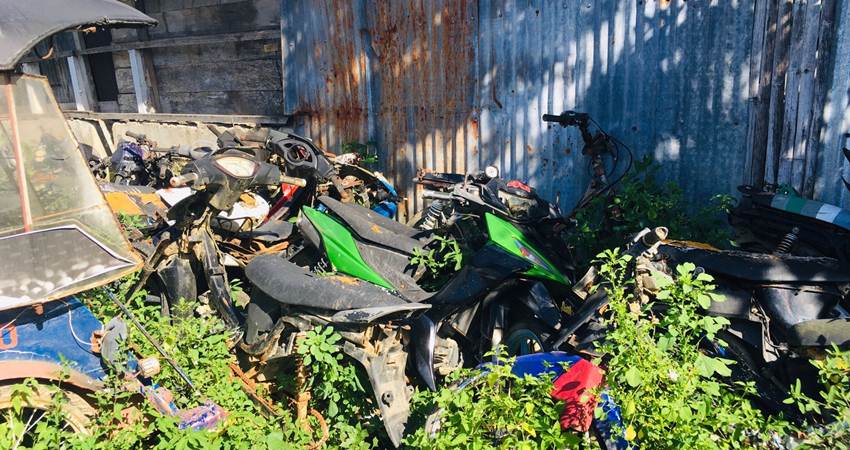 Puluhan kendaraan bermotor yang terlibat kecelakaan yang kini telah menjadi besi tua di tempat Barang Bukti (Babuk) Lakalantas, Polres Gorontalo Kota, Kamis (23/2/23). (Foto: Irtiya/Gorontalo Post).