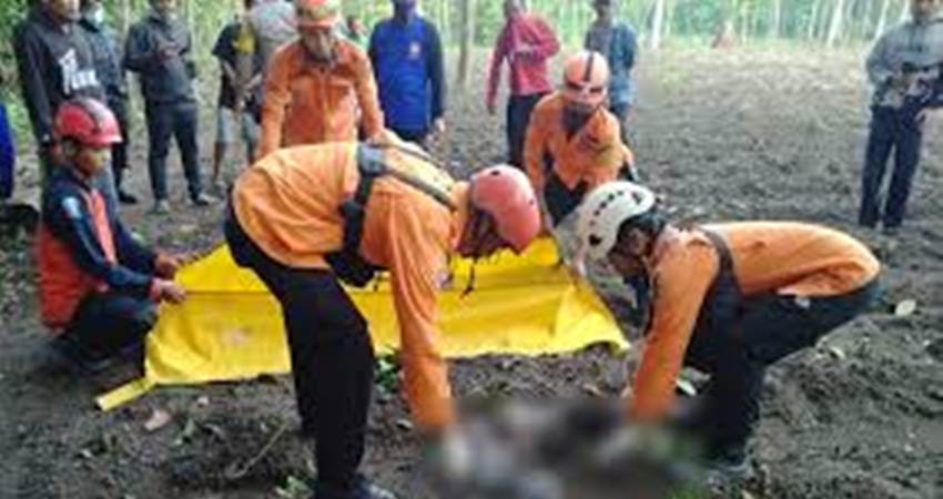 Sejumlah petugas saat akan melakukukan evakuasi korban ledakan di rumah Darman, Senin 20 Februari 2023. Foto: Istimewa.
