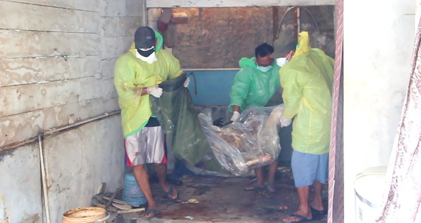 Petugas Mengevakuasi Jasad Korban, Senin (27/2/2023). (Foto : Antvklik/Agung Wibowo)