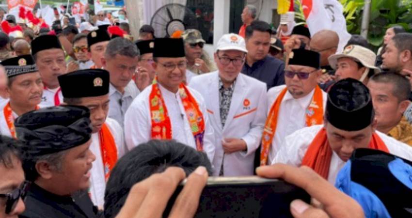 Anies Baswedan Tiba di DPP PKS Diiringi Drumband dan Disambut Palang Pintu. (INDOZONE/Asep Bidin Rosidin)