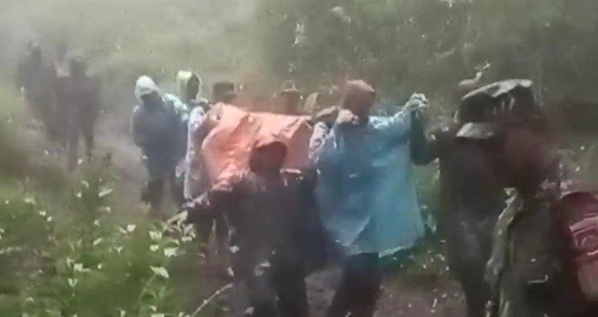 Tim SAR gabungan mengevakuasi mahasiswa Jurusan Manajemen, Mahasiswa Fakultas Ekonomi dan Bisnis, Universitas Jenderal Soedirman (Unsoed) Purwokerto, angkatan 2022, yang meninggal dunia saat dalam misi pendakian ke puncak Gunung Slamet, Minggu (26/2/2023).