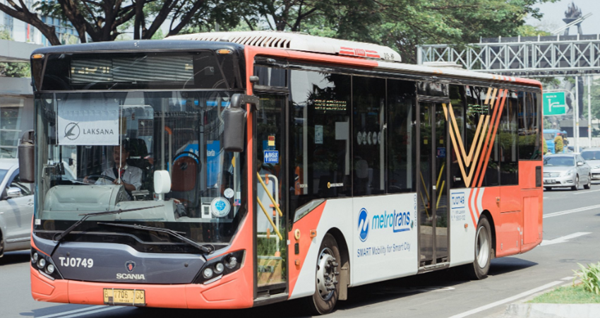 Bus Transjakarta siapkan pramusapa dan petugas keamanan di dalam Bus.
