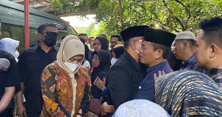 BELASUNGKAWA : Kapolda Gorontalo Irjen Pol Helmy Santika memeluk erat Muslih, ayah Briptu RF di rumah duka, di Kecamatan Mijen, Kota Semarang, Jawa Tengah, Senin (27/3) sore.