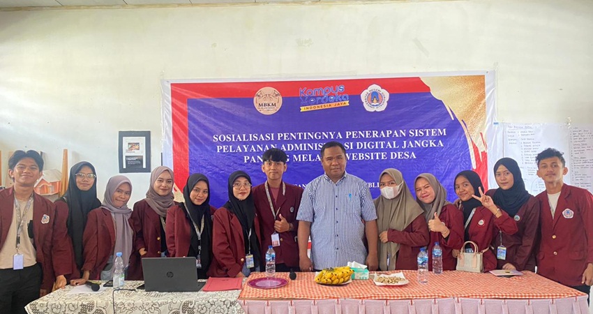 Pemaparan materi oleh mahasiswa jurusan Administrasi Publik, Fakultas Ilmu Sosial UNG. (F.Sriwahyuni Pontoh/ MG Gorontalo Post).