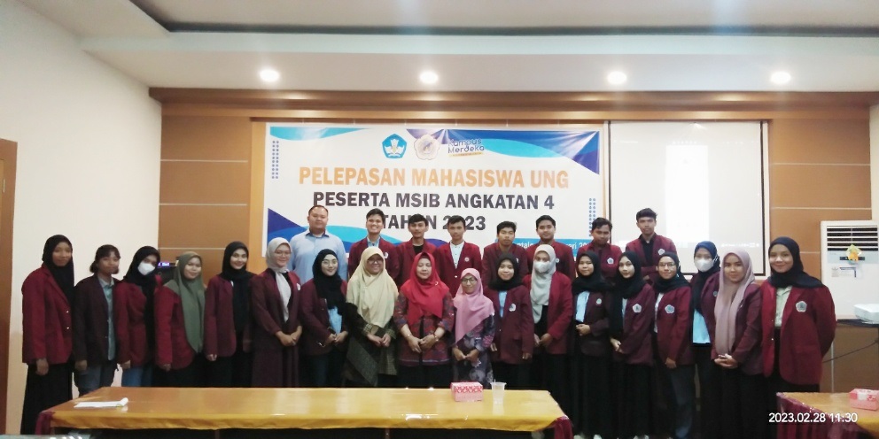 MEREKA BERPERSTASI - Pelepasan mahasiswa UNG peserta program magang dan Studi Independen Bersertifikat (MSIB) tahun 2023. (foto : istimewa)