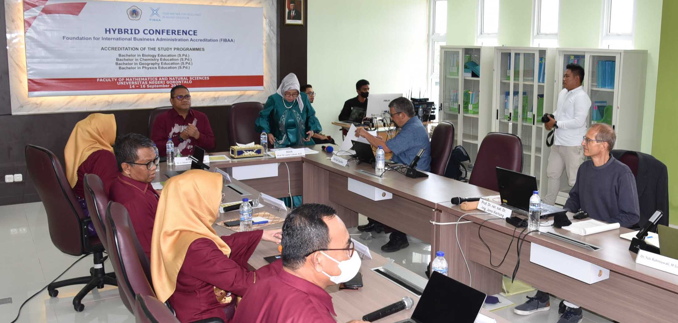 REKTOR UNG Dr.Eduart Wolok saat mengikuti assessment lapangan, akreditasi FIBAA yang berlangsung September 2022. (foto : dok / ung)