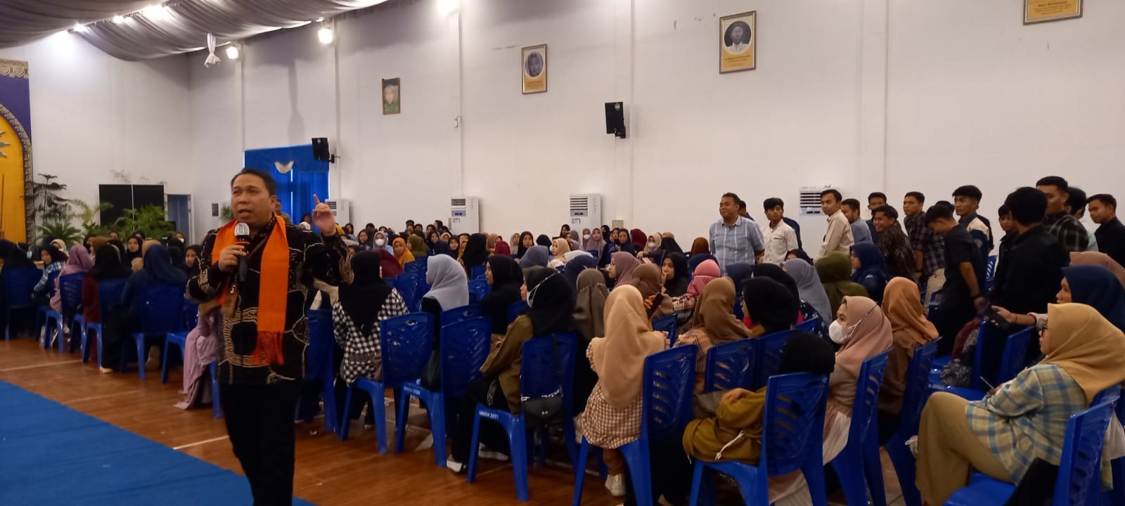 Direktur SDM Dan Umum BPJS Kesehatan RI Dr. Andi Afdal saat memberikan materi dihadapan ratusan mahasiswa Universitas Muhammadiyah Gorontalo dalam Seminar Kesehatan Nasional, Rabu (15/03). (Foto : Lidya/Gorontalo Post).