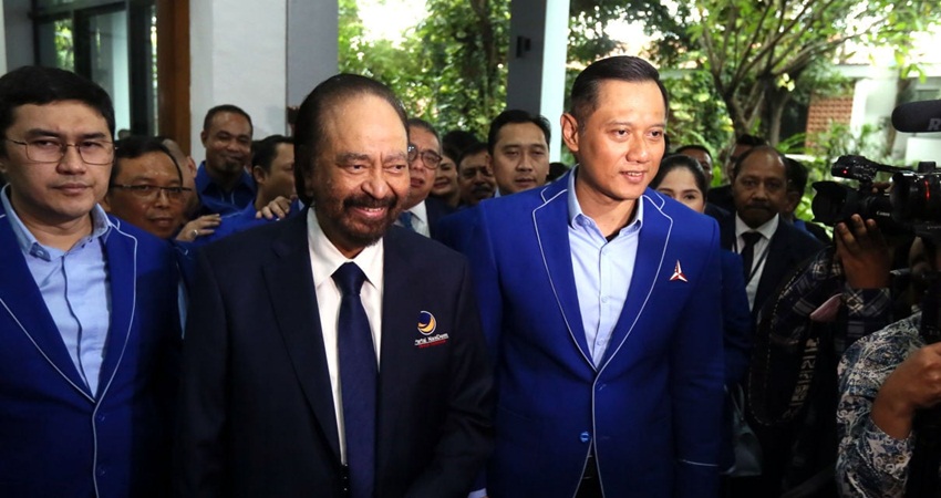 Ketua Umum Partai NasDem Surya Paloh disambut Ketum Demokrat Agus Harimurti Yudhoyono (AHY) saat tiba di Kantor DPP Demokrat, belum lama ini. (Foto: Ricardo/JPNN)