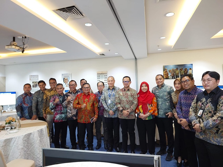 Tampak, Wali Kota Gorontalo, Marten Taha tengah melakukan foto bersama dengan jajaran APEKSI dan dari pihak Kompas, Selasa (7/3/2023). (Foto: Prokopim)