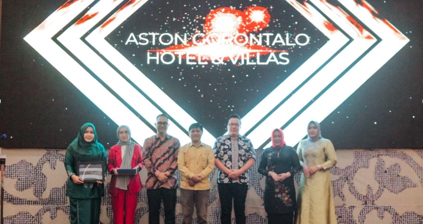 General Manager ASTON Gorontalo bersama Penerima Penghargaan. (foto : dok/aston)
