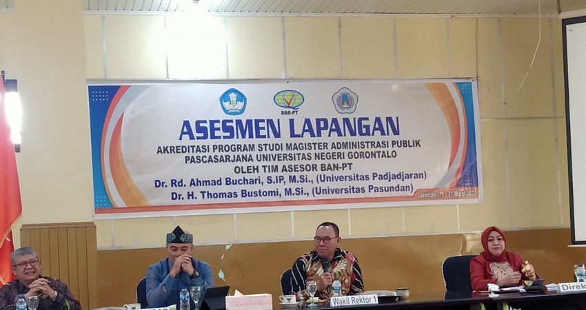 Wakil Rektor 1 Bidang Akademik Dr. Harto S. Malik, M.Hum bersama tim Asesor Badan Akreditasi Nasional Perguruan Tinggi