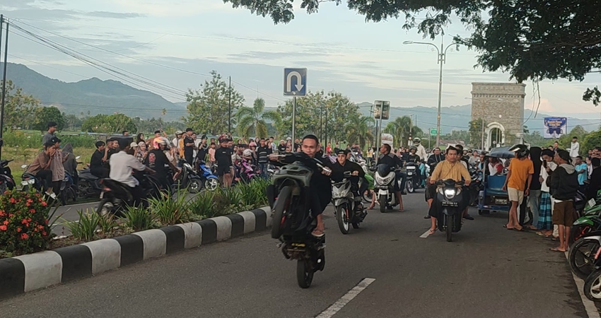 Aksi balap liar dan ugal-ugalan di jalan yang dipertontonkan sejumlah anak muda di kawasan Center Point dan Bypass menuju kantor Bupati Bone Bolango, Kamis (23/3/23). Kondisi ini praktis meresahkan warga sekitar serta para pengendara kendaraan yang melintasi kawasan itu. (Foto: Natha/ Gorontalo Post)