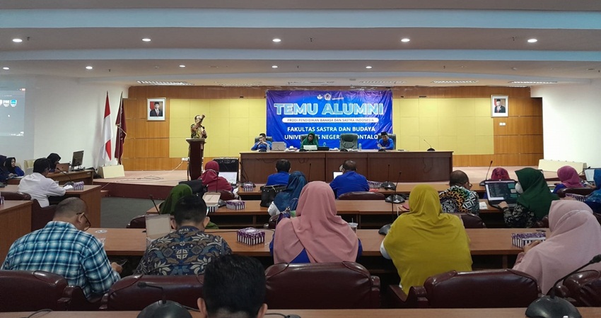 Pembukaan kegiatan temu alumni oleh Wakil Rektor 1 Bidang Akademik Dr. Harto S. Malik M.Hum, Rabu (13/5). (Foto: Sriwahyuni Pontoh MG Gorontalo Post).