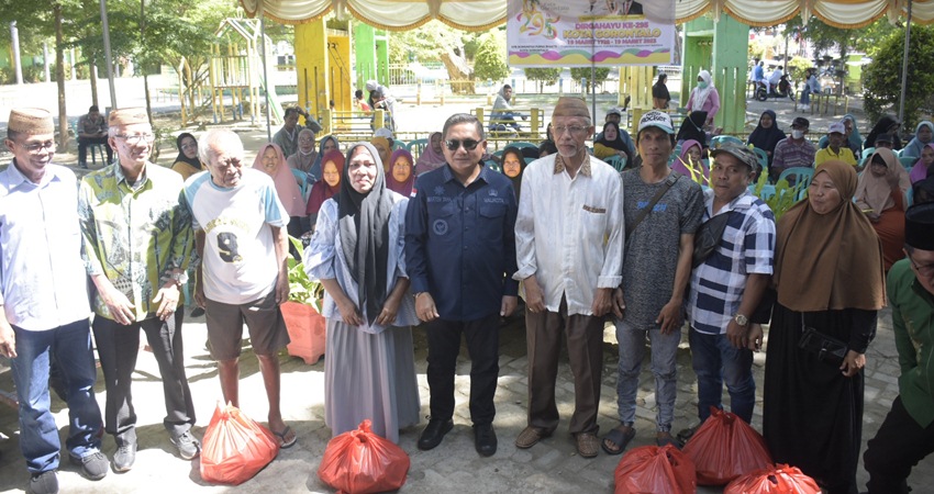 Wali Kota Gorontalo, Marten Taha, ketika melakukan foto bersama dengan kaum dhuafa yang menerima bantuan bahan pokok dari komunitas Purna Bakti mantan pejabat di Pemkot Gorontalo, Rabu (16/3/2023 ). (Foto: Prokopim)