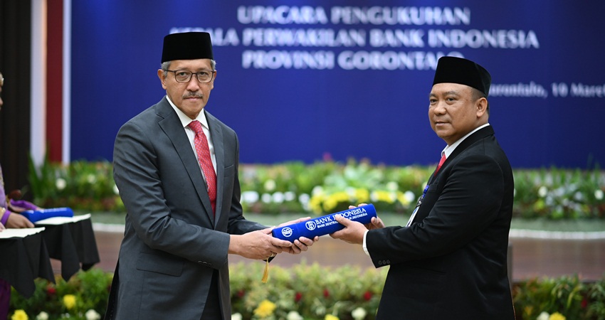 SELAMAT BERTUGAS : Dian Nugraha (kanan) menerima surat keputusan Gubernur Bank Indonesia (BI), yang diserahkan Duputi Gubernur BI Dody Budi Waluyo, saat mengukuhkan sebagai kepala perwakilan BI Gorontalo, Jumat (10/3). (foto : dok / bi)