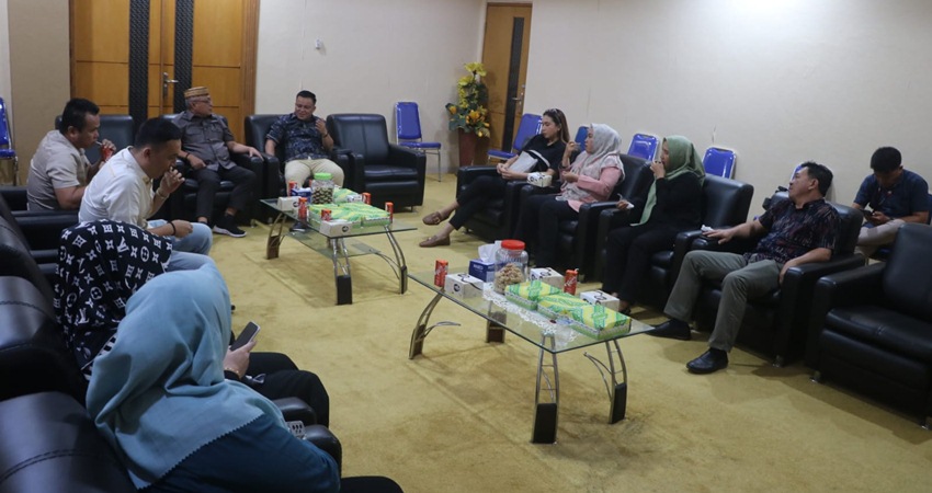Foto bersama Wakil ketua Deprov Gorontalo Sofyan Puhi bersama pimpinan dan anggota legislatif (Aleg) Bolaang Mongondouw, kemarin (8/3). (Humas)