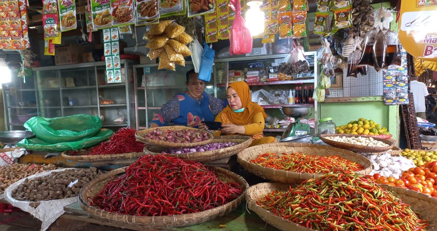 Pedagang di Pasar Sentral Gorontalo saat menunggu pembeli