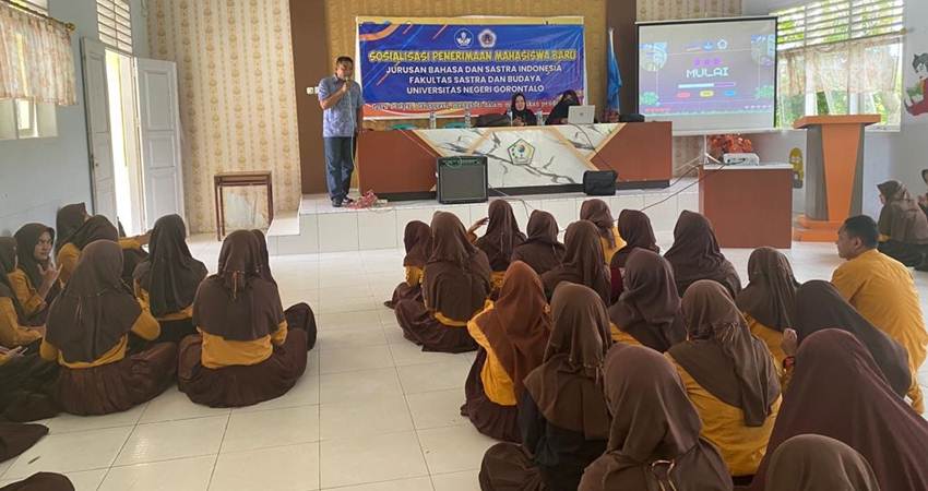 Pemberian materi sosialisasi oleh Ketua Jurusan Bahasa dan Sastra Indonesia Dr. Herman Didipu, M.Pd bagi siswa SMA, Kamis (2/3). (F. Istimewa)